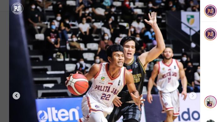 Aksi rookie Pelita Jaya Bakrie Jakarta, Fernando Manansang (#22), yang jadi salah satu sorotan dalam Seri 1 IBL 2022 yang berlangsung di Hall Basket GBK, Jakarta pada 15-22 Januari 2022.