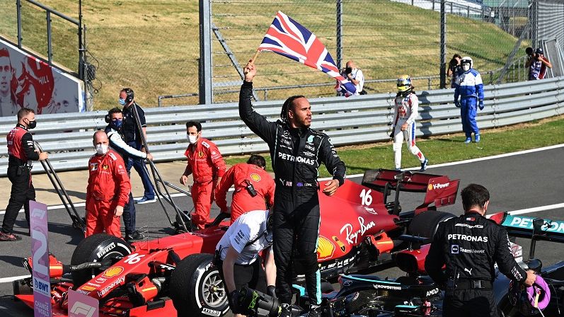 Selebrasi Lewis Hamilton seusai memenangi F1 GP Inggris 2021 yang digelar di Sirkuit Silverstone pada Minggu (18/7/2021).