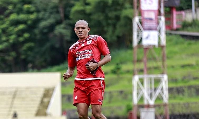 Bek senior Persipura, Ricardo Salampessy saat menjalani latihan resmi pada Agustus 2019. Ricardo adalah pelopor Jayapura Junior League.