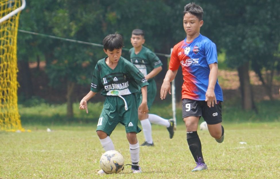 Duel pemain Sukmajaya dan BJSS pada lanjutan laga Liga TopSkor U-13 2022-2023.