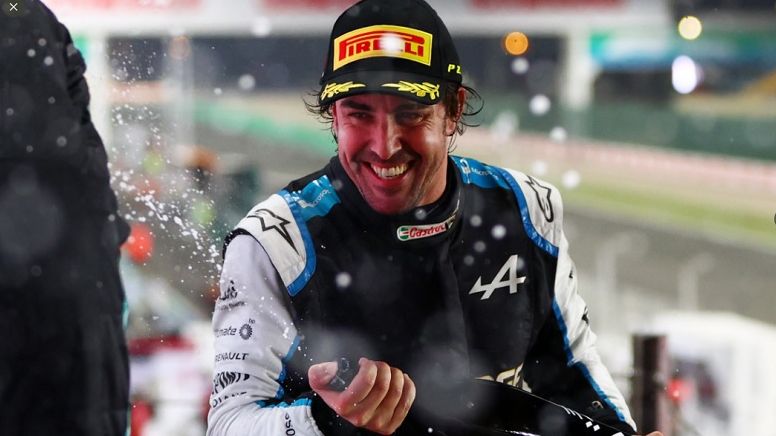 Setelah menanti tujuh tahun, Fernando Alonso akhirnya kembali naik podium dalam ajang F1 saat finis di GP Qatar 2021 yang digelar di Sirkuit Losail pada Minggu (21/11/2021).