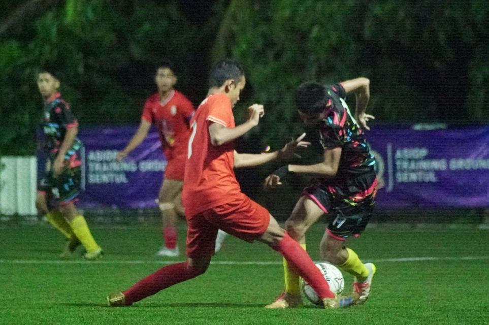 Pemain TGP sedang berduel dengan pemain Erlangga FC di semifinal Liga TopSkor U-14 divisi utama.