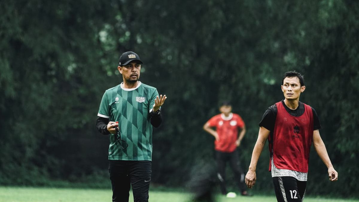 Pelatih Nil Maizar (bertopi) dan bek Dias Angga dalam latihan Dewa United FC saat pramusim Liga 1 2022-2023.