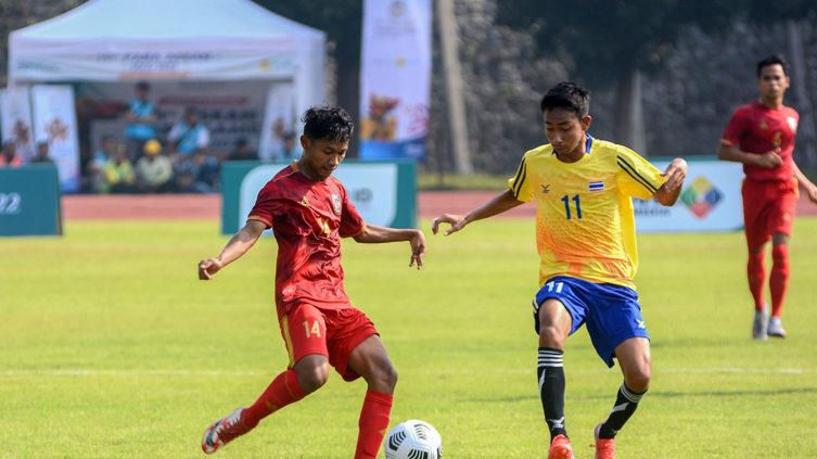 Indonesia (baju merah) menghadapi Thailand di babak kualifikasi sepak bola cerebral palsy ASEAN Para Games 2022.