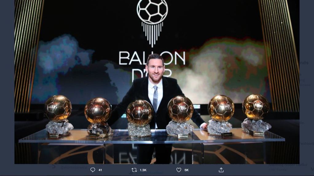 Lionel Messi Berpose dengan enam trofi Ballon d'Or.