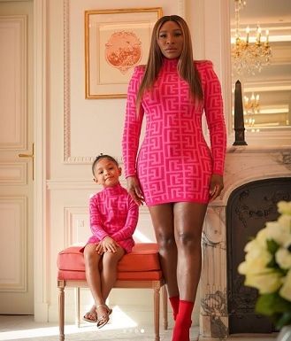 Serena Williams membagikan foto-foto lama saat bersama putrinya, Olympia, menghadiri event Paris Fashion Week.