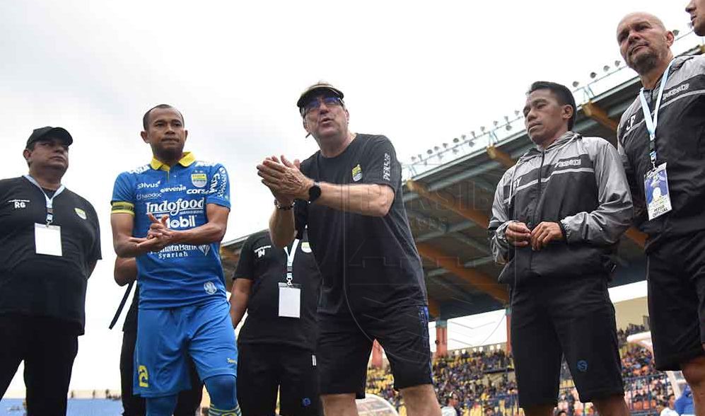 Pelatih Persib Bandung, Robert Rene Alberts (tengah), memberikan instruksi kepada timnya, juga ada kapten tim Supardi Nasir (biru) pada laga uji coba melawan Melaka United di Stadion Si Jalak Harupat, Kabupaten Bandung pada 1 Februari 2020.