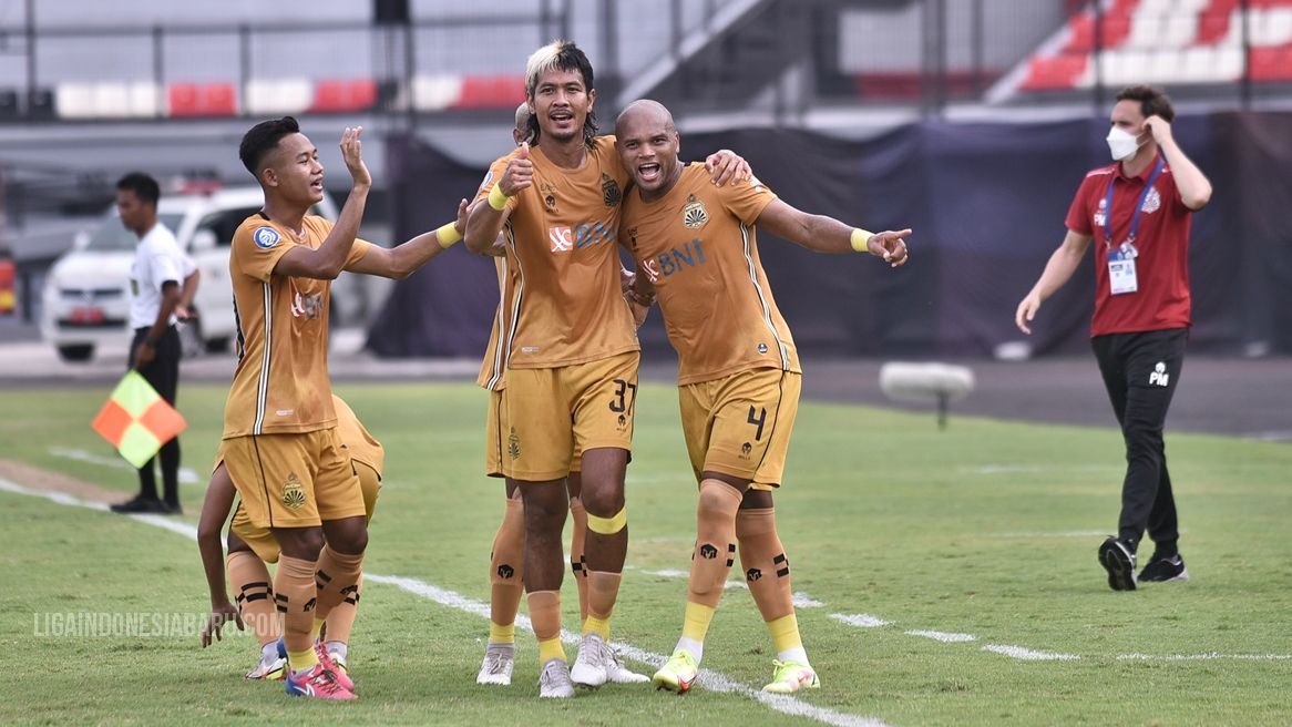 Selebrasi trio pemain Bhayangkara FC yaitu Sani Rizky Fauzi, Jajang Mulyana, dan Anderson Salles (dari kiri ke kanan) untuk merayakan gol ke gawang Persita dalam laga pekan ke-28 Liga 1 2021-2022, 1 Maret 2022.