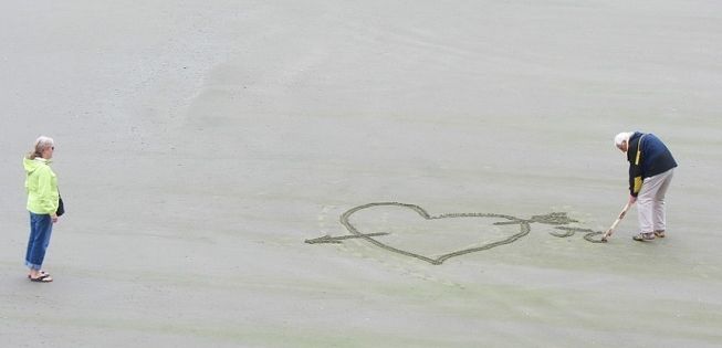Ilustrasi seorang pria lanjut usia sedang mengungkapkan cinta untuk pasangannya di atas pasir pantai.