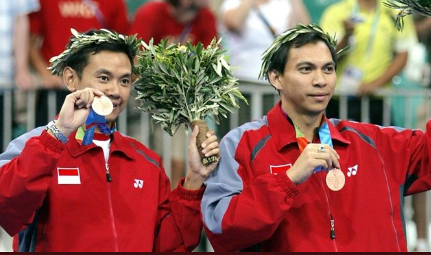 Eng Hian (kiri) dan Flandy Limpele (kanan) saat meraih medali perunggu di Olimpiade Athena 2004.