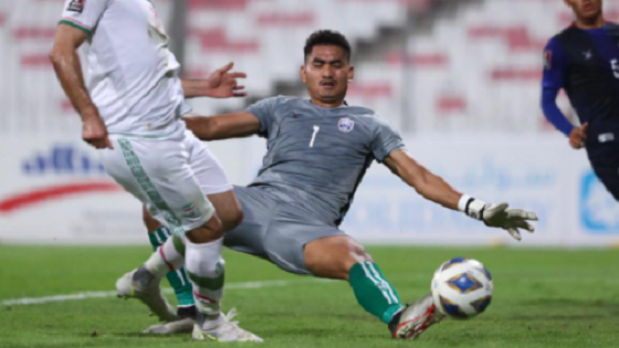 Usaha kiper timnas Kamboja, Keo Sokseila menghalau bola sepakan pemain Iran dalam laga Kualifikasi Piala Dunia 2022, 11 Juni 2021.