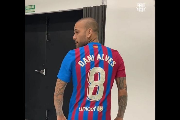 Jadi Pilihan Keempat di Posisi Bek Kanan, Dani Alves Bakal Tinggalkan Barcelona