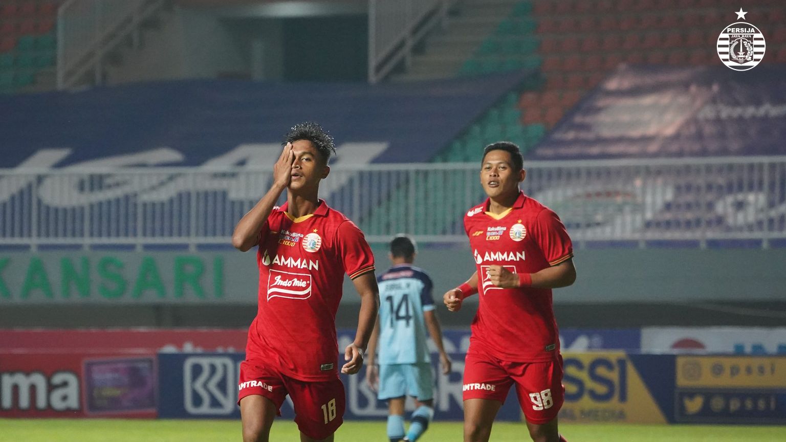 Duo pemain muda Persija, Alfriyanto Nico (kiri) dan Taufik Hidayat dalam laga Liga 1 2021-2022.