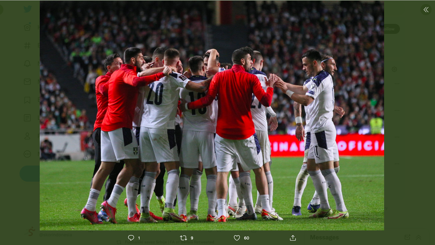 Para pemain Serbia merayakan gol ke gawang Portugal pada kualifikasi Piala Dunia 2022.
