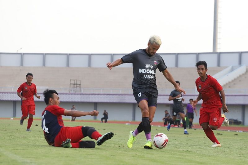 Gelandang Persita Tangerang, Raphael Maitimo (tengah), dikawal dua pemain Farmel FC, klub kontestan Liga 3 2020, dalam laga uji coba sebagai persiapan kelanjutan Liga 1 2020, di Stadion Sport Center, Kelapa Dua, Tangerang, pada 16 September 2020.