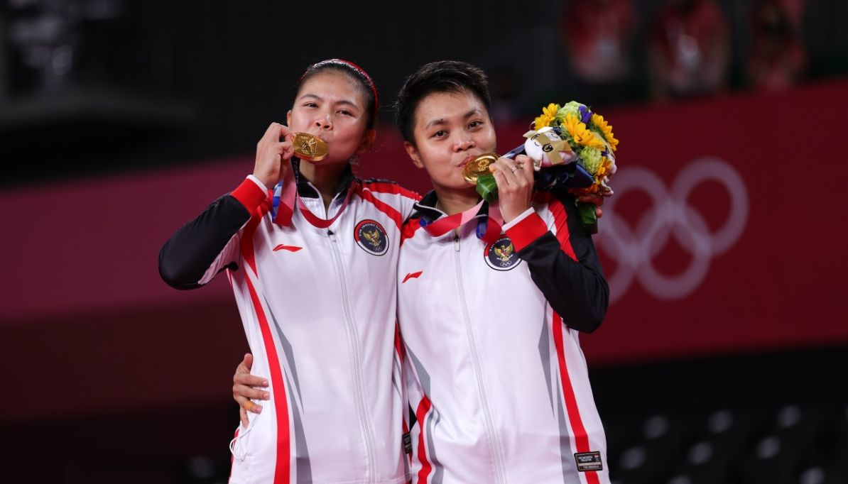 Ganda putri Indonesia, Greysia Polii/Apriyani Rahayu, berpose di atas podium usai memastikan emas Olimpiade Tokyo 2020, Senin (2/8/2021). 
