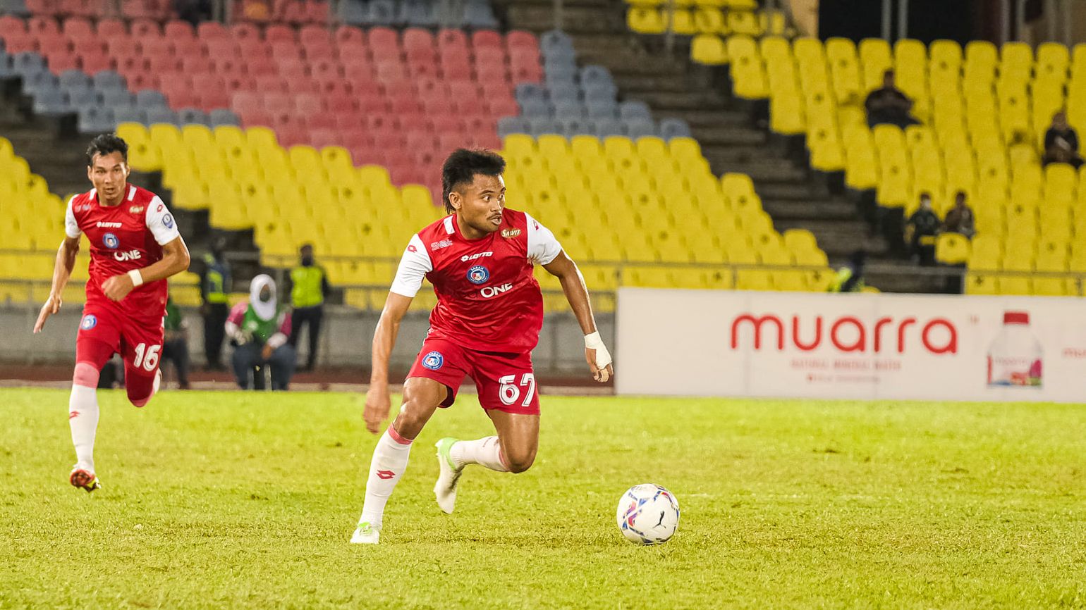 Aksi winger Sabah FC asal Indonesia, Saddil Ramdani saat menghadapi tuan rumah Melaka United dalam laga Liga Super Malaysia 2022, 5 April 2022.