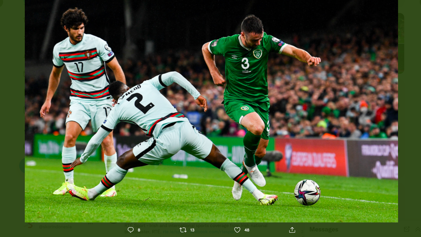 Pemain Portugal dan Irlandia berduel di laga kualifikasi Piala Dunia 2022.