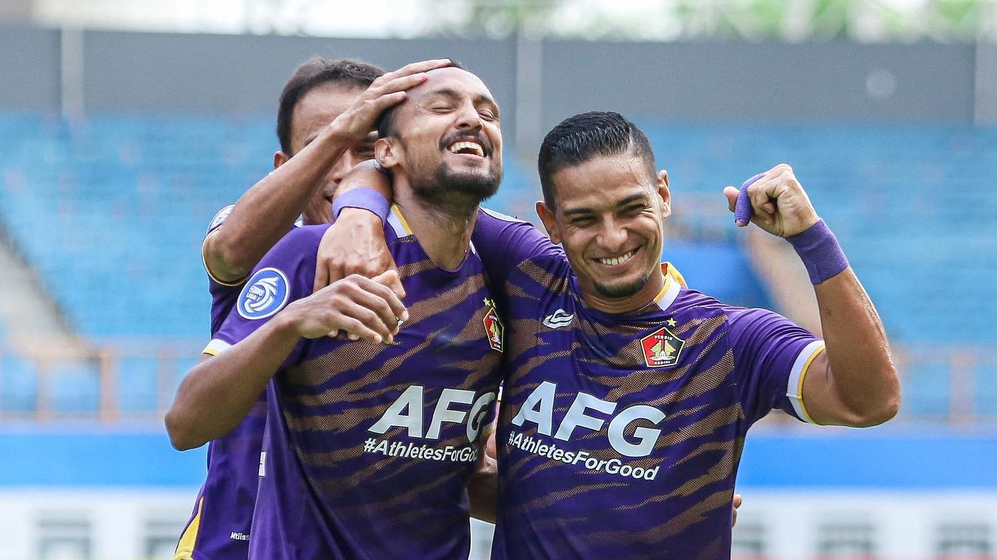 Trio pemain Persik Kediri, Faris Aditama (belakang) bersama Renan Silva mengapit Rohit Chand yang merayakan gol ke gawang Bhayangkara FC dalam laga pekan ke-19 Liga 1 2022-2023, 19 Januari 2023.