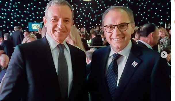 CEO F1 2021, Stefano Domenicali (kanan), berfoto dengan Chairman & CEO Disney Robert A. Iger.