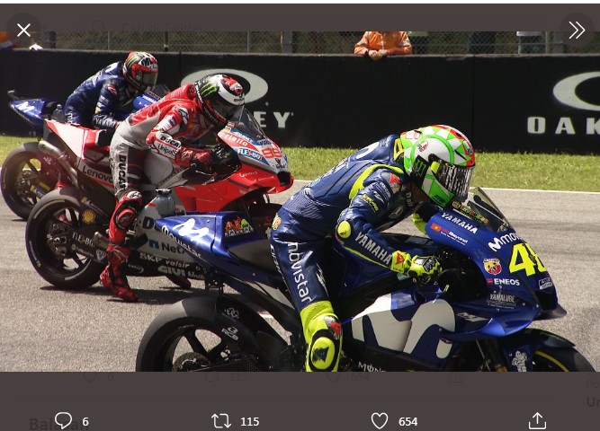 Kendati sudah kenyang pengalaman d Kejuaraan Dunia Balap Motor, Valentino Rossi (kanan) tetap masih tegang saat start. Tampak Rossi saat start di sebuah lomba MotoGP pada musim 2018.