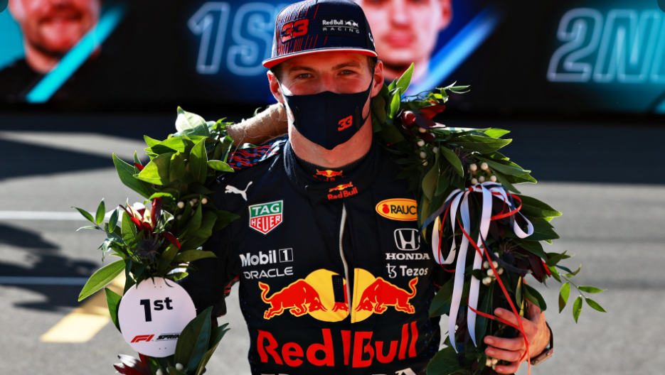 Max Verstappen berpose usai memenangi sprint race F1 GP Inggris 2021.