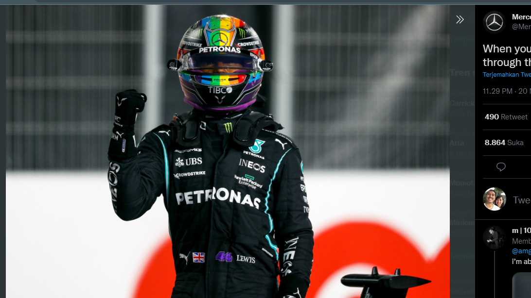 Pembalap Mercedes, Lewis Hamilton, meluapkan kegembiaraan usai meraih pole position di F1 GP Qatar 2021.