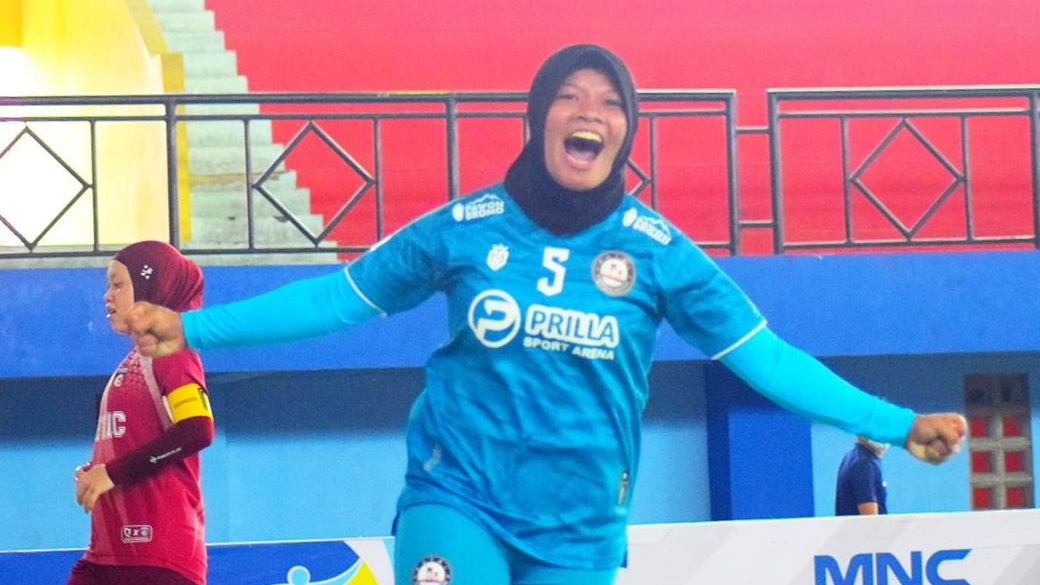 Ikeu Rosita merayakan golnya untuk Putri Sumsel (Sumatera Selatan) saat bersua Netic Ladies Cibinong di pekan ketiga Women Pro Futsal League 2021 pada 6 Maret 2022.