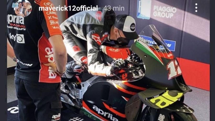 Foto Maverick Vinales menjajal motor Aprilia dan dibagikan di Instagramnya.