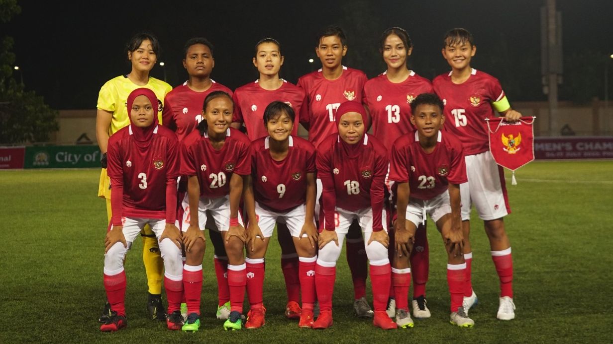 Starting XI timnas putri Indonesia saat menghadapi Thailand pada Piala AFF Wanita 2022, Juli 2022.
