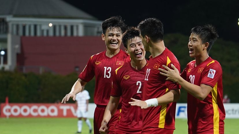 Do Duy Manh (dua dari kiri) merayakan gol bersama rekannya dari timnas Vietnam ke gawang Kamboja dalam laga penyisihan Piala AFF 2020, 19 Desember 2021.