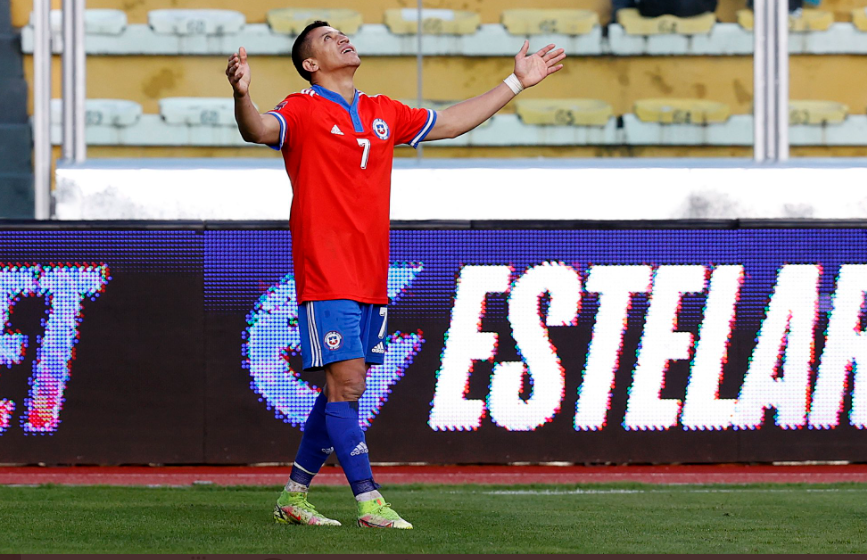 Penyerang Cile, Alexis Sanchez merayakan golnya ke gawang Bolovia, Rabu (2/2/2022).