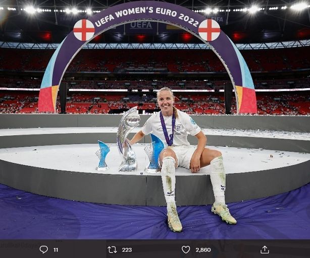Beth Mead berfoto bersama tiga trofi yang dikoleksinya sepanjang Piala Eropa Wanita 2022: (ki-ka) Pemain Terbaik vs Swedia, trofi juara UEFA Euro Women's 2022, dan Pemain Terbaik Turnamen. 