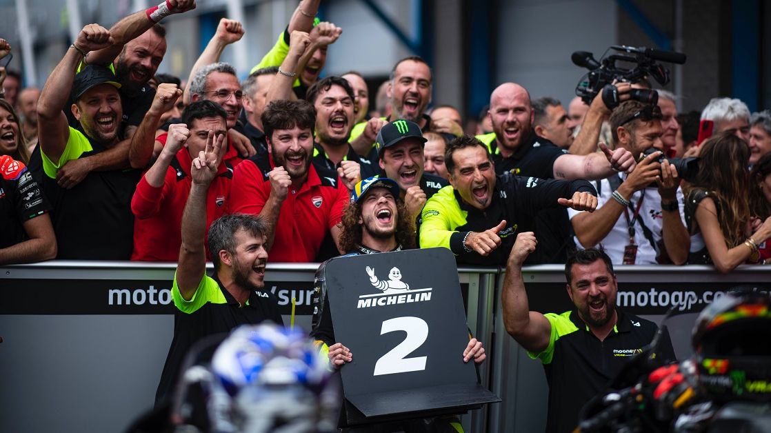 Ekspresi kegembiraan Marco Bezzecchi dan kru Mooney VR46 Racing Team usai finis kedua di MotoGP Belanda 2022 yang digelar di Sirkuit Assen pada Minggu (26/6/2022).