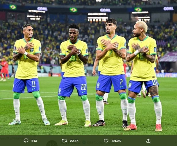 Kuartet pemain Brasil (kika) Raphinha, Vinicius Junior, Lucas Paqueta, dan Neymar, melakukan koreografi selebrasi gol mereka ke gawang Korea Selatan dari lagu Pagodao do Birimbola dari grup musik Brasil, Os Quebradeiras.