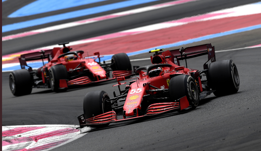 Dua pembalap Ferrari, Carlos Sainz Jr (kanan depan) dan Charles Leclerc (kiri belakang), saat beraksi di F1 GP Prancis, Minggu (20/6/2021).