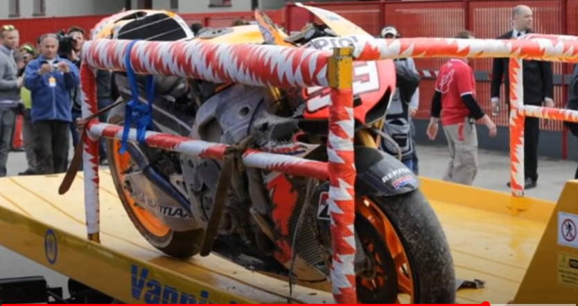 Inilah kondisi Hoda RC213V milik Marc Marquez seusai kecelakaan dalam latihan bebas GP Italia 2013 di Sirkuit Mugello. Kecepatan motor saat Marquez terjatuh menembus 337,9 km/jam.