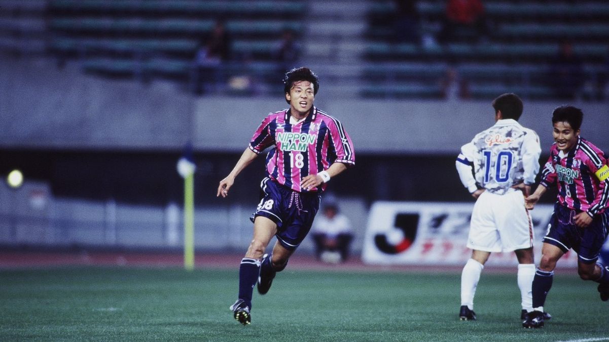 Pemain asal Korea Selatan, Hwang Sun-hong, saat membela Cerezo Osaka dan jadi top skor J.League 1999.