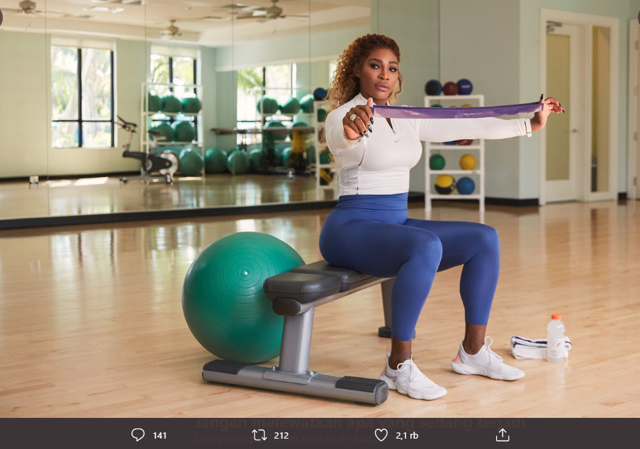 Petenis putri Amerika Serikat, Serena Williams, tampak melakukan latihan fisik ringan dengan menggunakan bola fitness dan resistance band.