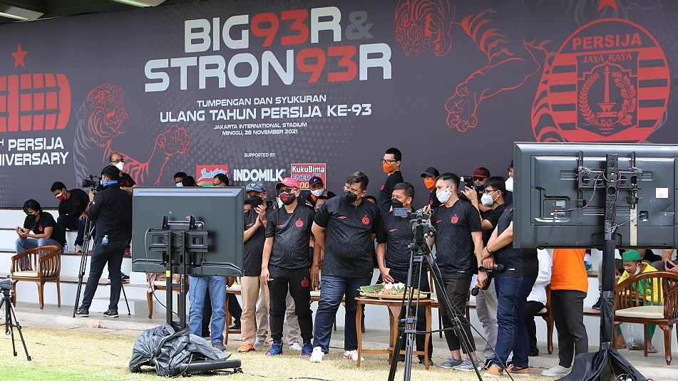 Petinggi manajemen Persija dan para pengurus The Jakmania melakukan interaksi dengan para pemain serta pelatih plus ofisial tim kebanggaan mereka yang berada di Jawa Tengah saat perayaan ulang tahun ke-93 di Jakarta International Stadium, 28 November 2021.