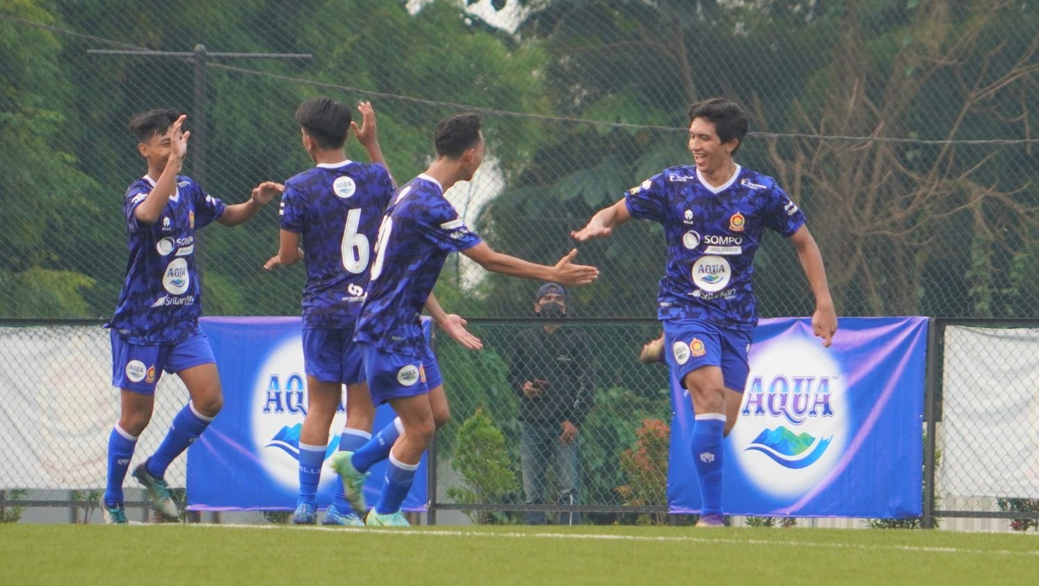 Ibrahim Faisal (kanan) melakukan selebrasi dengan para pemain ASIOP usai membobol gawang Bogor City di laga pamungkas Liga TopSkor U-17 2022.