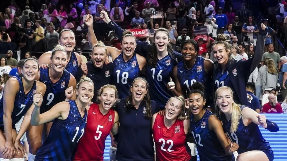 Tim putri Amerika Serikat merayakan kemenangannya atas Kanada dalam laga lanjutan VNL 2022 yang digelar di Shreveport, Bossier City, Los Angeles pada Sabtu (4/6/2022) WIB.