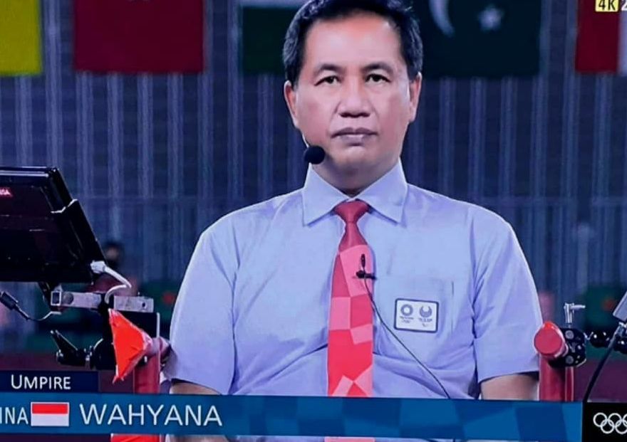 Wasit asal Indonesia, Wahyana memimpin pertandingan final bulu tangkis tunggal putri di Olimpiade Tokyo 2020.