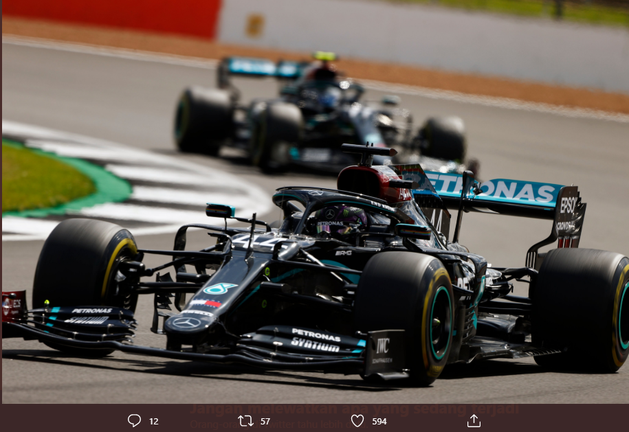 Pembalap Mercedes-AMG Petronas Lewis Hamilton (depan) berhasil mengungguli Valtteri Bottas pada FP3 F1 GP Rusia di Sirkuit Sochi Autodrom pada Sabtu, 26 September 2020.