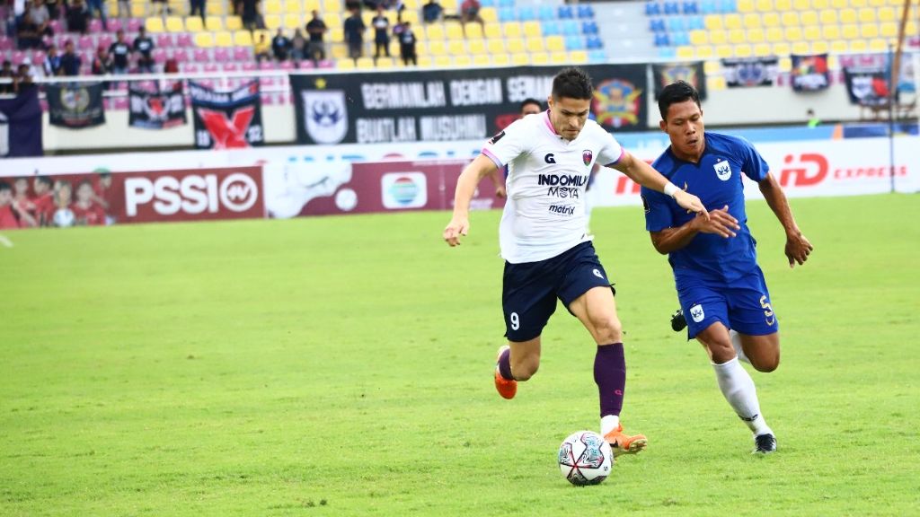 Penyerang asing Persita, Ramiro Fergonzi melindungi bola dari bek tengah PSIS Semarang, Wahyu Prasetyo (kanan) dalam laga Piala Presiden 2022, 13 Juni 2022.