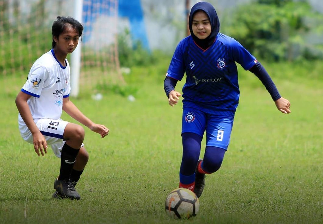 Zelsa Jovanka Putri (kanan) membela Arema FC Putri saat beruji coba menghadapi Putri Mahayana FC, 5 Februari 2021.