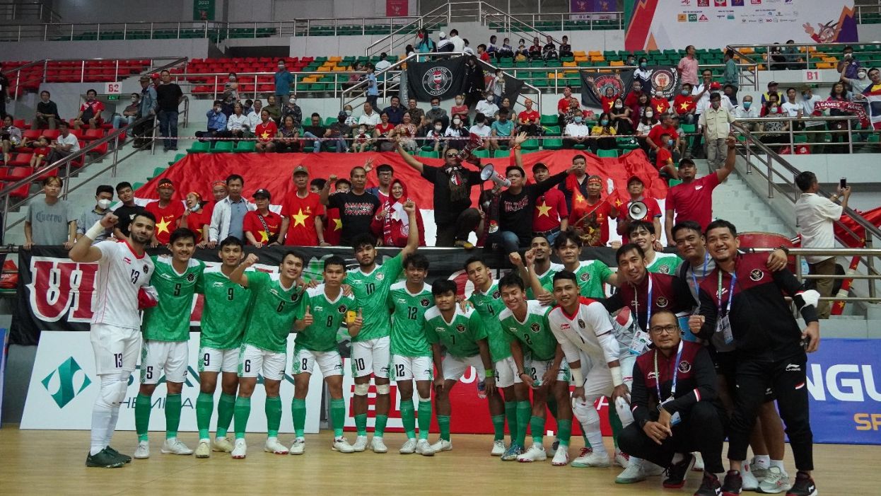 Skuad timnas futsal Indonesia seusai pertandingan melawan Thailand di SEA Games 2021, Mei 2022.