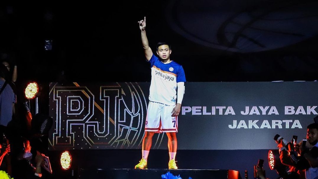 Andakara Prastawa Dhyaksa saat diperkenalkan jelang partai final IBL 2022 yang digelar di GOR C-Tra Arena, Bandung pada Minggu (28/8/2022).