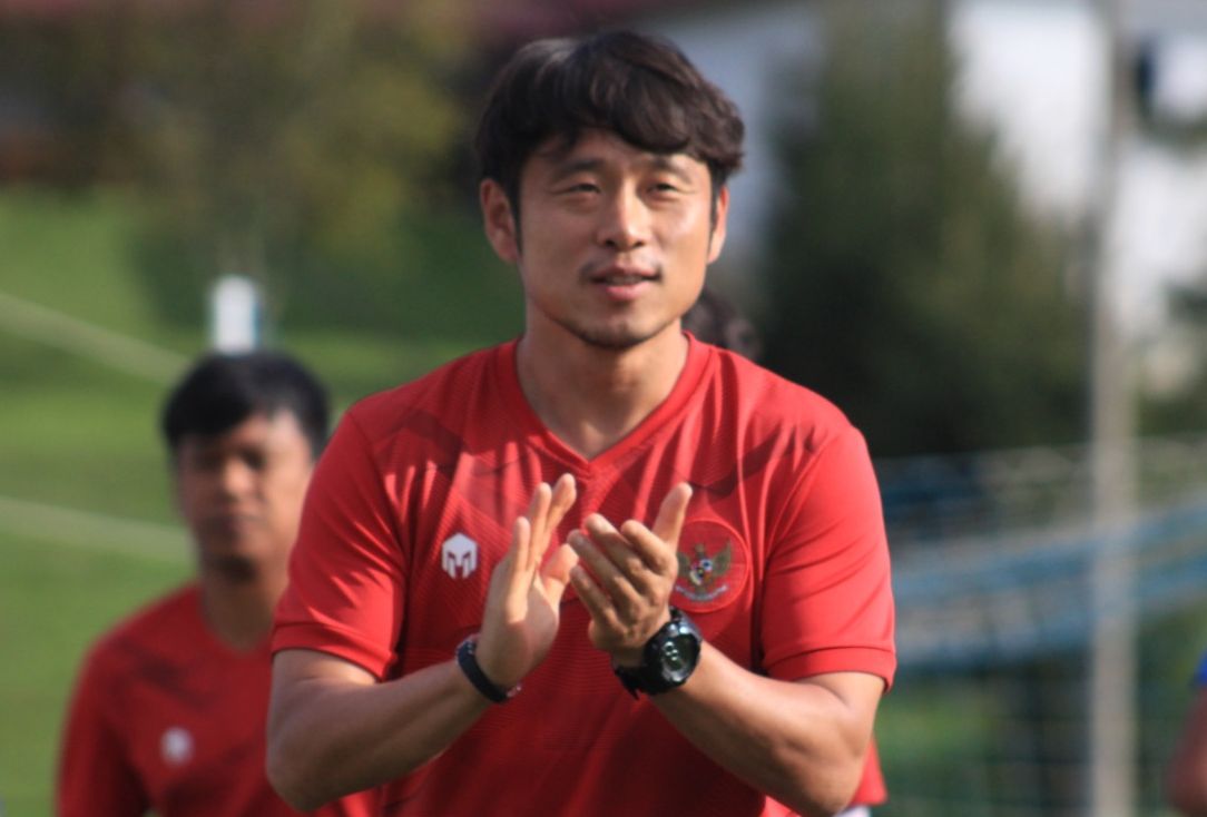 Pelatih fisik timnas Indonesia, Lee Jae-hong, saat memberi arahan kepada pemain dalam masa persiapan pertandingan uji coba di Kroasia pada September 2020. Lee juga ketat soal urusan pola makan dan gizi pemain.