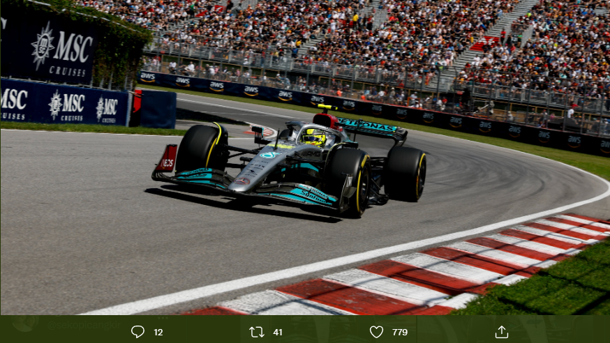 Pembalap Mercedes, Lewis Hamilton, beraksi pada hari pertama F1 GP Kanada 2022.